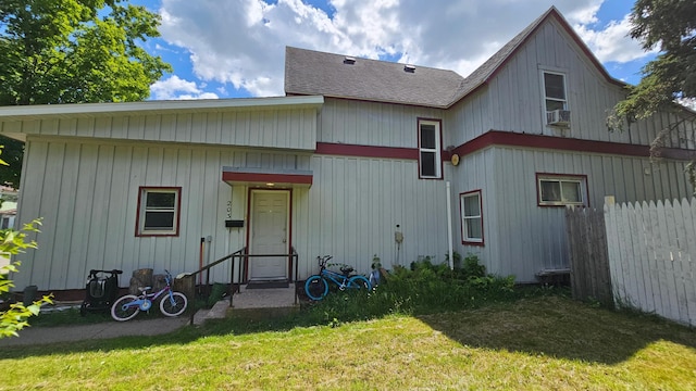 625 2nd Ave NE, Staples, MN 56479 - back of property with a shingled roof