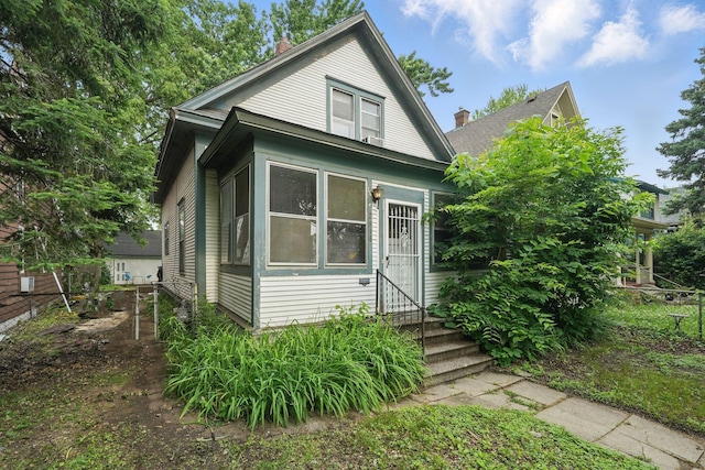 2918 15th Ave S, Minneapolis, MN 55407 - bungalow-style house featuring entry steps