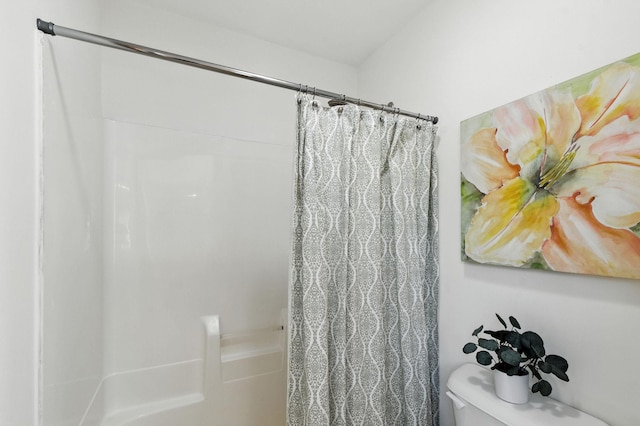 726 Thomas Ave, Saint Paul, MN 55104 - full bathroom featuring curtained shower and toilet