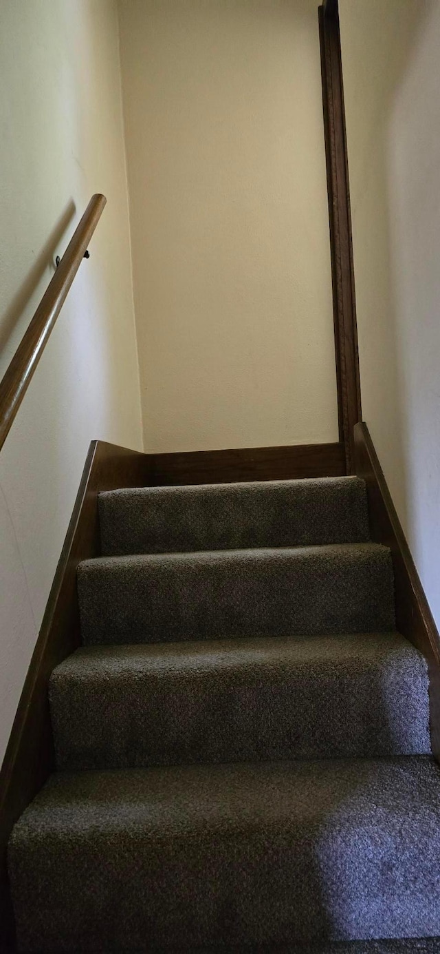 309 5th St SW, Austin, MN 55912 - view of staircase