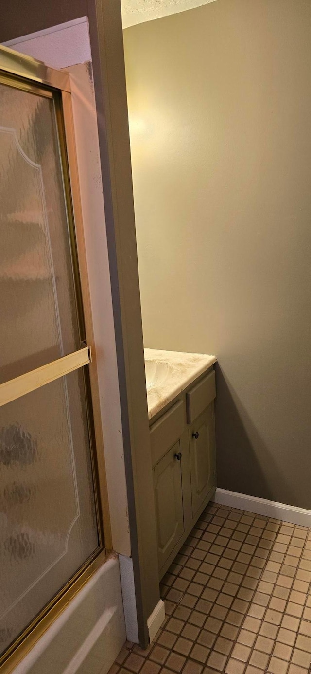 309 5th St SW, Austin, MN 55912 - full bath featuring vanity, tile patterned flooring, and enclosed tub / shower combo