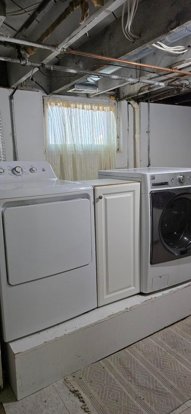309 5th St SW, Austin, MN 55912 - laundry room featuring washer and dryer
