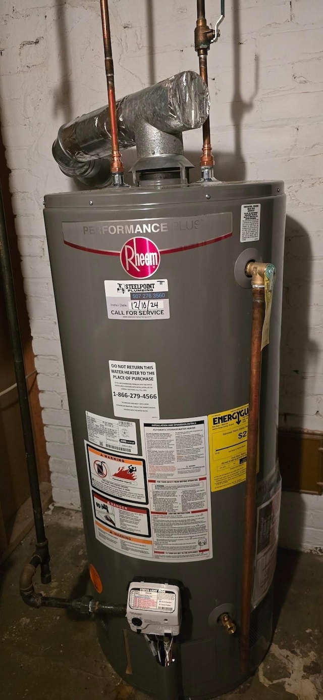309 5th St SW, Austin, MN 55912 - utility room with water heater