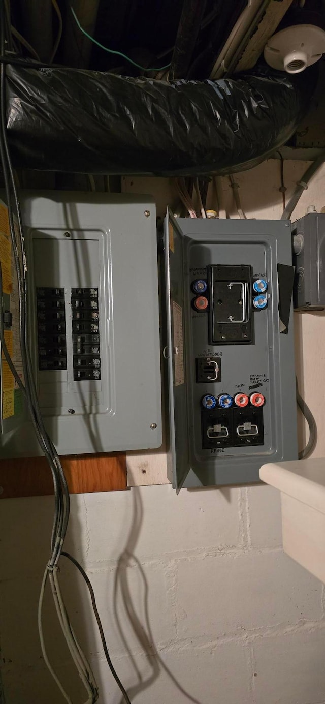 309 5th St SW, Austin, MN 55912 - utility room featuring electric panel