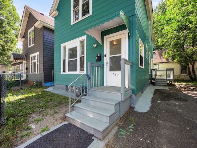 587 Elfelt St, Saint Paul, MN 55103 - doorway to property