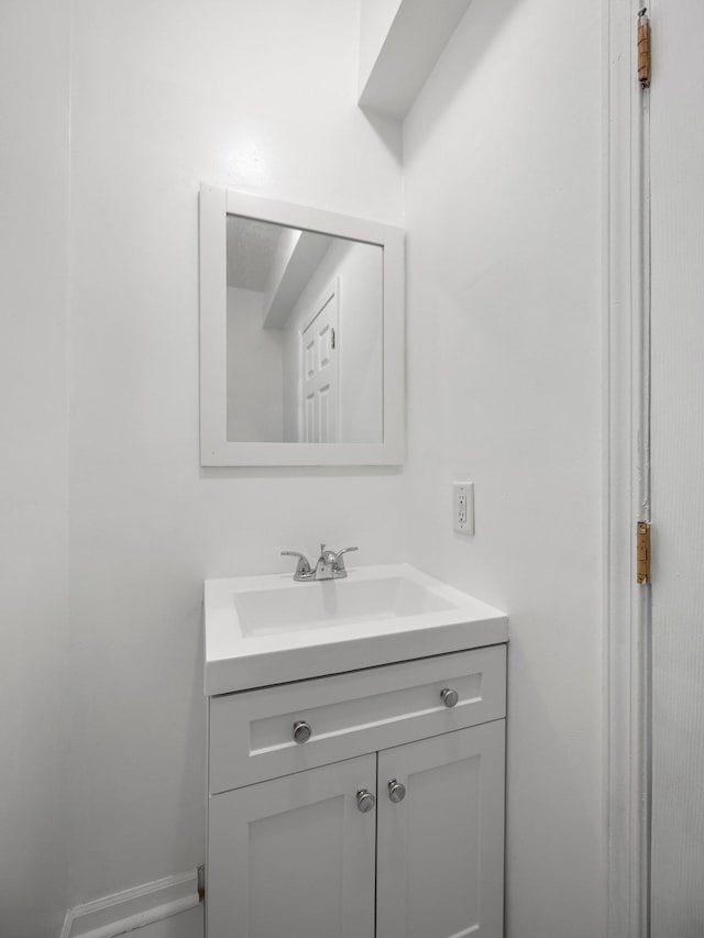 587 Elfelt St, Saint Paul, MN 55103 - bathroom featuring vanity