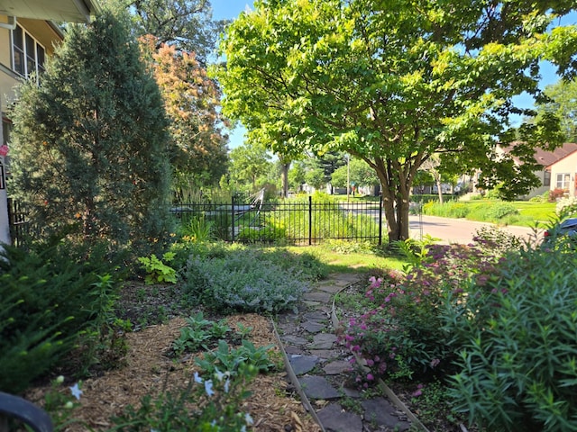 5043 Nokomis Ave, Minneapolis, MN 55417 - view of yard
