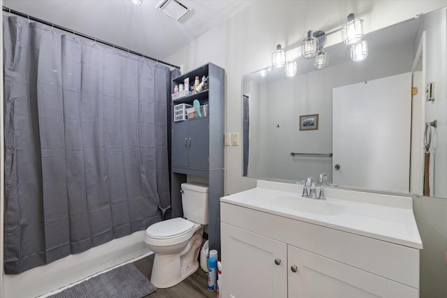4069 Dublin Rd, Hibbing, MN 55746 - bathroom featuring vanity, shower / tub combo with curtain, and wood finished floors
