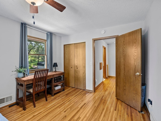 724 2nd Ave S, Buffalo, MN 55313 - home office with light wood finished floors, a textured ceiling, and ceiling fan