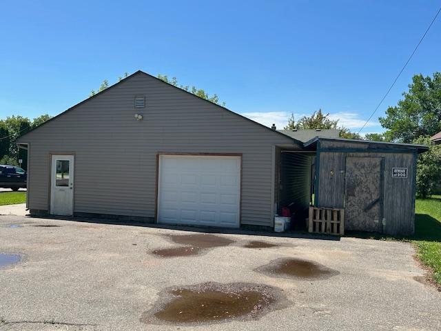 504 8th Ave, Grand Rapids, MN 55744 - view of garage