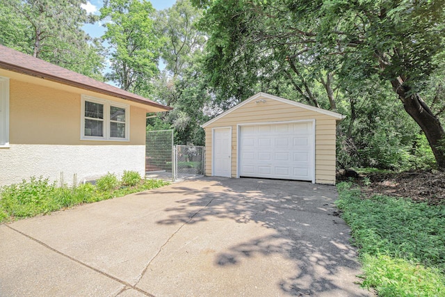 1970 Maryknoll Ave, Maplewood, MN 55109 - detached garage featuring concrete driveway and a gate
