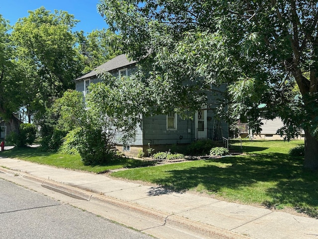 823 5th St, Grand Rapids, MN 55744 - view of front of property featuring a front yard