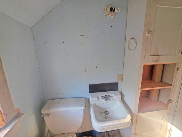 2001 Shilhon Rd, Duluth, MN 55804 - bathroom featuring toilet