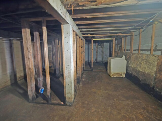 2001 Shilhon Rd, Duluth, MN 55804 - unfinished below grade area with washer / clothes dryer