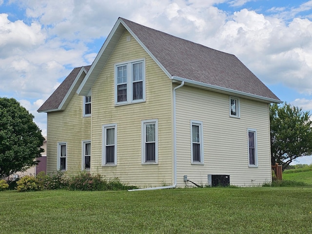 86389 245th St, Albert Lea, MN 56007 - view of side of property with a shingled roof and a yard