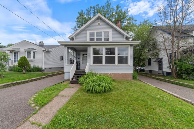 211 Saint Marie St, Duluth, MN 55803 - view of front of home featuring a front yard and a chimney