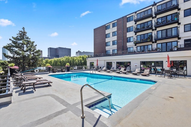 48 Groveland Ter Unit B301, Minneapolis, MN 55403 - community pool with a patio area