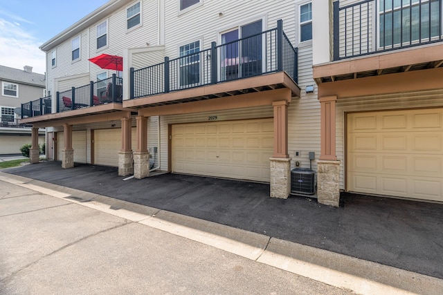 2079 Clover Ridge Dr, Chaska, MN 55318 - view of garage