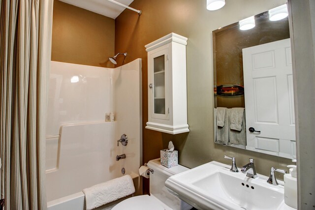 16735 Downey Dr, Park Rapids, MN 56470 - full bathroom featuring a sink and shower / tub combo with curtain
