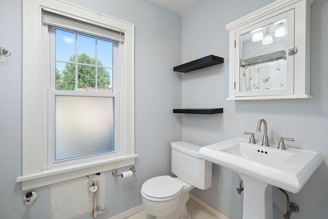506 6th Ave SW, Austin, MN 55912 - bathroom with toilet and curtained shower
