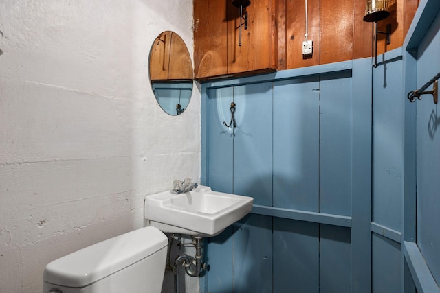 506 6th Ave SW, Austin, MN 55912 - bathroom featuring a sink and toilet