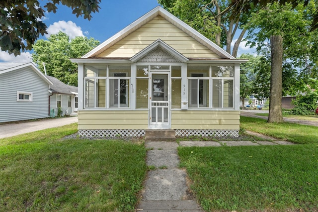 515 Lincoln St, Winona, MN 55987 - view of front of house featuring a sunroom, a front lawn, and entry steps