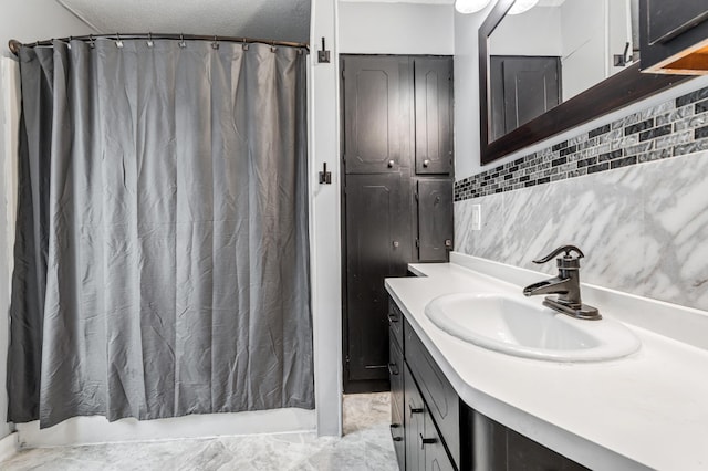 515 Lincoln St, Winona, MN 55987 - full bath with vanity and decorative backsplash