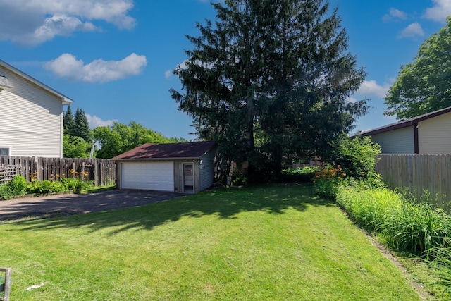 1958 6th St N, North Saint Paul, MN 55109 - view of yard featuring a garage and an outbuilding