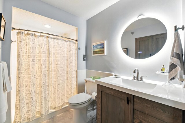 6615 Lake Shore Dr S Unit 317, Richfield, MN 55423 - full bath featuring vanity, shower / bath combo with shower curtain, and a wainscoted wall