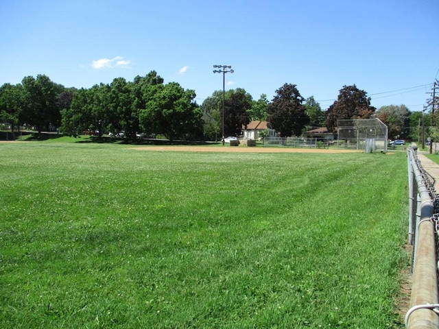 658 Bellows St, Saint Paul, MN 55107 - surrounding community with a sport area