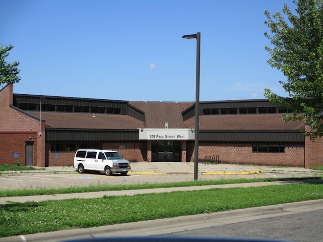 658 Bellows St, Saint Paul, MN 55107 - view of building exterior featuring uncovered parking