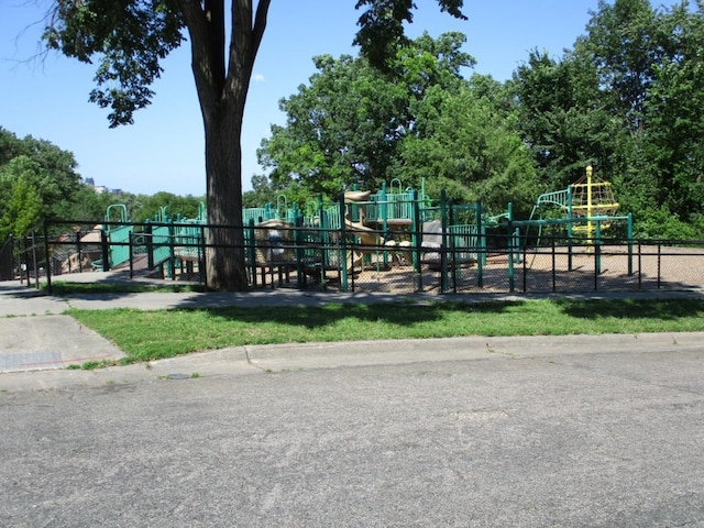 658 Bellows St, Saint Paul, MN 55107 - view of property's community
