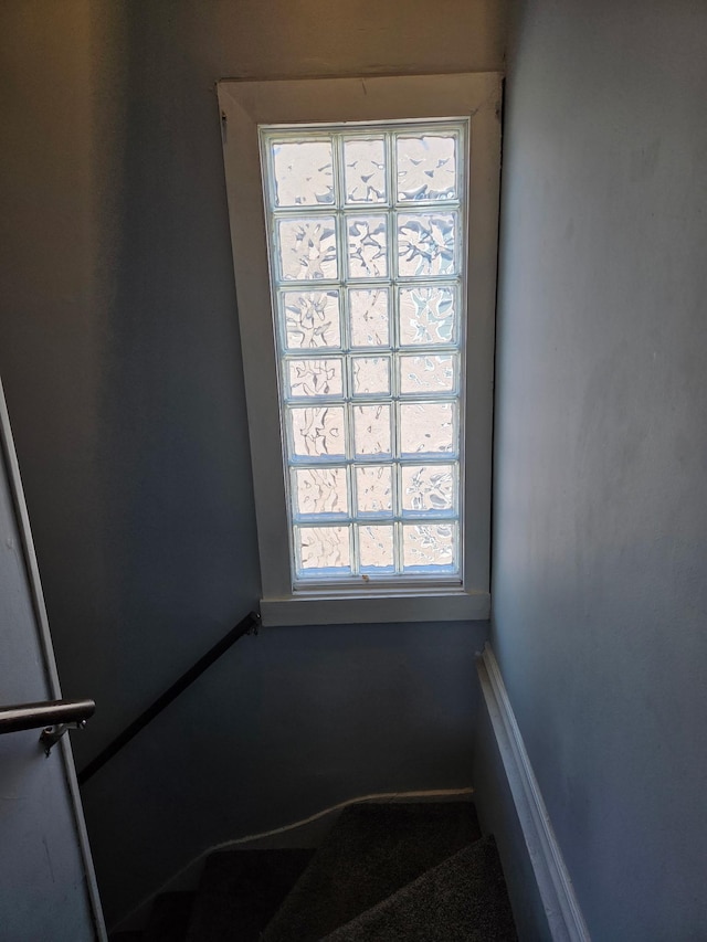 658 Bellows St, Saint Paul, MN 55107 - view of staircase