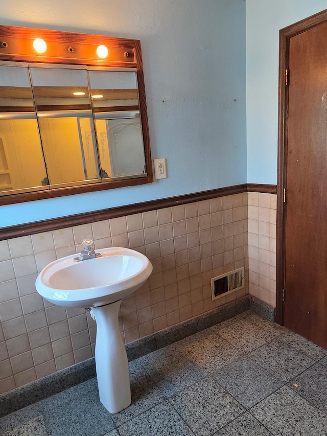 658 Bellows St, Saint Paul, MN 55107 - bathroom with wainscoting and tile walls