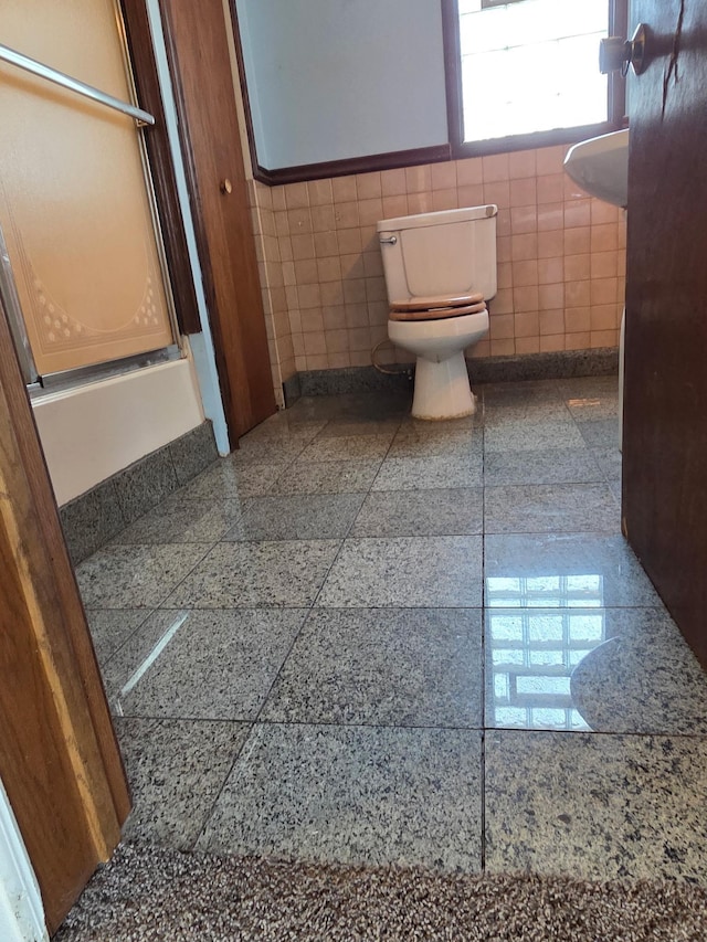 658 Bellows St, Saint Paul, MN 55107 - full bath with healthy amount of natural light and a shower with shower door