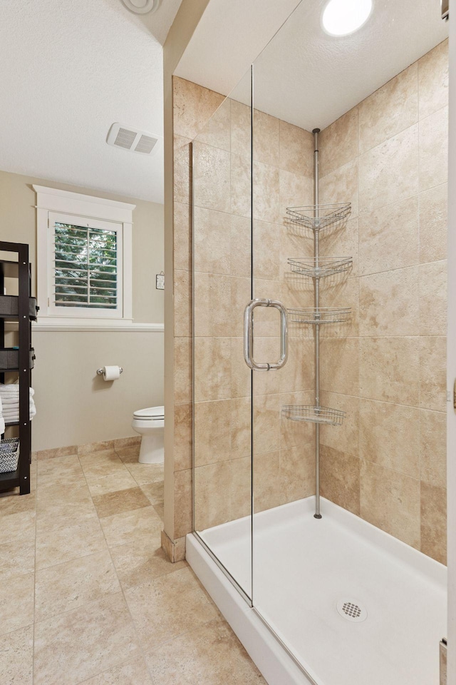 4312 France Ave S, Edina, MN 55410 - full bathroom featuring a shower stall and toilet