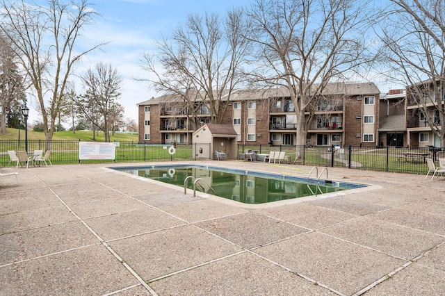 3850 Plymouth Blvd Unit 204, Plymouth, MN 55446 - community pool with a patio area