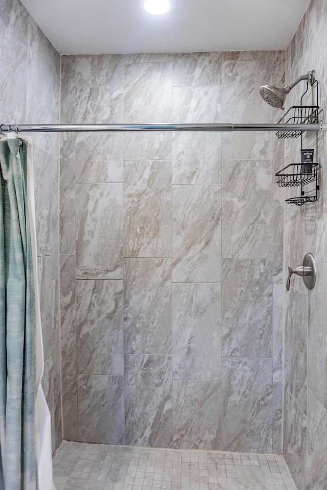 2700 Aldrich Ave N, Minneapolis, MN 55411 - bathroom featuring tiled shower