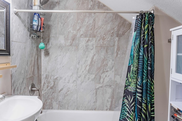 2700 Aldrich Ave N, Minneapolis, MN 55411 - full bath featuring shower / tub combo with curtain