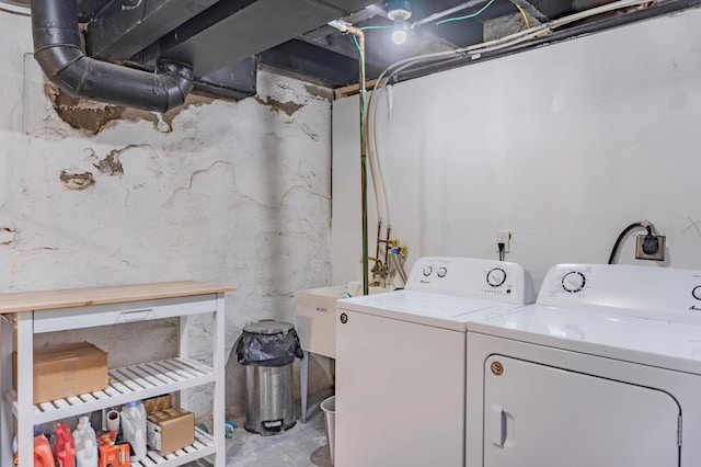 2700 Aldrich Ave N, Minneapolis, MN 55411 - laundry area with washer and dryer