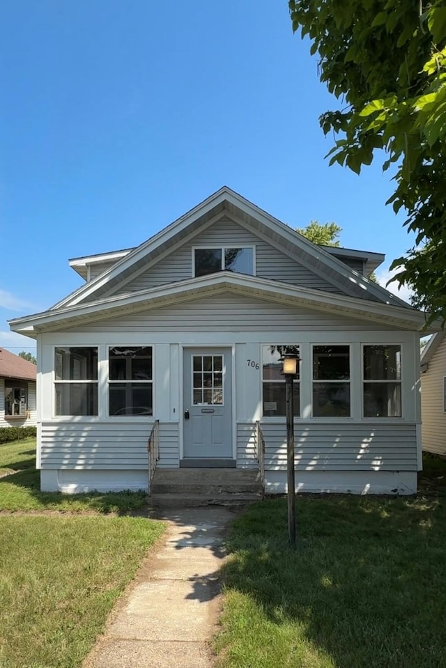 706 Gilmore Ave, Winona, MN 55987 - view of front of home with entry steps and a front yard