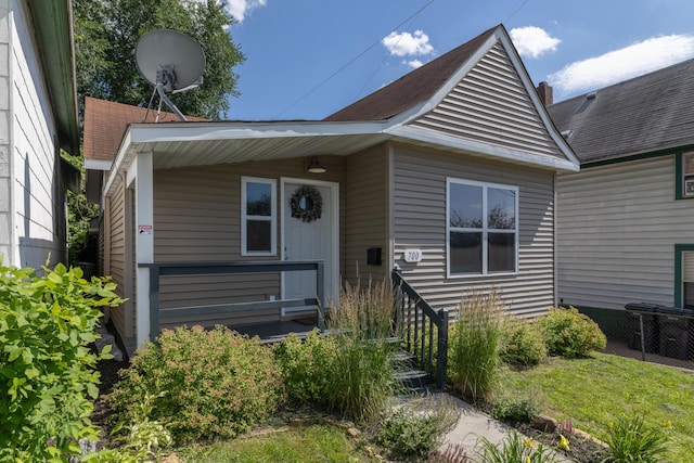 700 6th St E, Saint Paul, MN 55106 - bungalow with roof with shingles