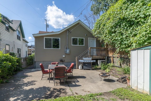 700 6th St E, Saint Paul, MN 55106 - back of property with a patio