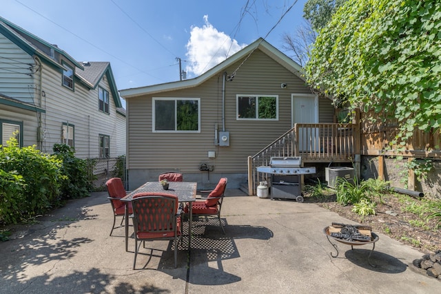 700 6th St E, Saint Paul, MN 55106 - back of property featuring a patio area and outdoor dining area