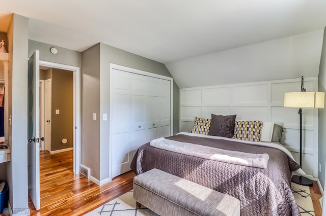 1800 Centre Sq, Moorhead, MN 56560 - bedroom featuring wood finished floors, a closet, and vaulted ceiling