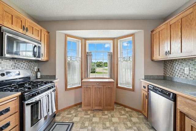 24155 Whispering Cir, East Bethel, MN 55005 - kitchen with appliances with stainless steel finishes, backsplash, and a textured ceiling