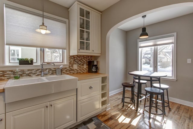 1331 2nd St NW, Rochester, MN 55901 - kitchen featuring arched walkways, backsplash, and plenty of natural light