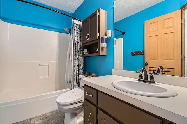 7236 Clear Rdg, Centerville, MN 55038 - bathroom featuring a textured ceiling, vanity, and shower / tub combo with curtain