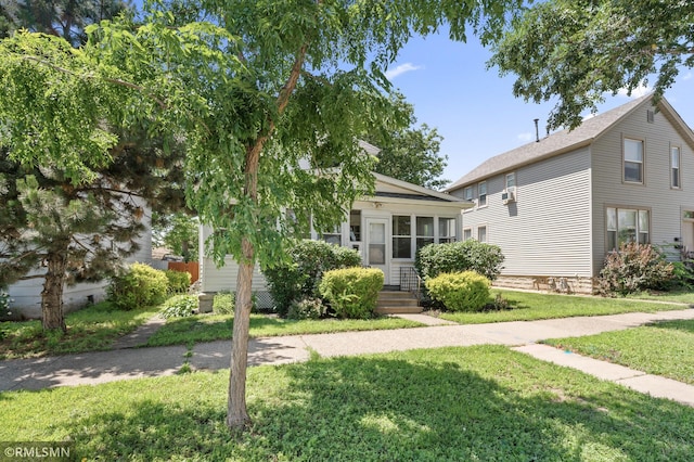 727 Virginia St, Saint Paul, MN 55103 - view of front of house with a front yard