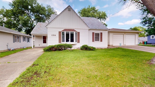 1314 Dunham St, Albert Lea, MN 56007 - view of front of house featuring board and batten siding and a front yard